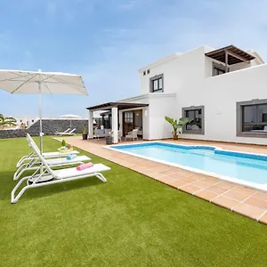 https://lanzarote-villa-zafiro-game-room-16.in-canary-islands.com